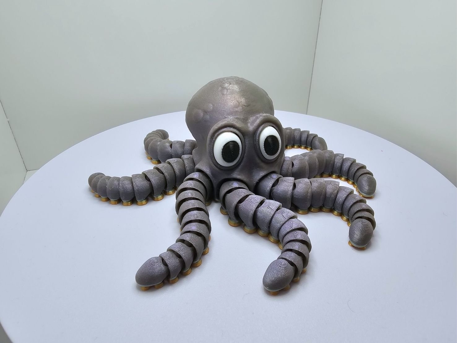 โมเดลปลาหมึกพลาสติกสีเทา ตาโต แขนแบ่งส่วน พิมพ์ 3D