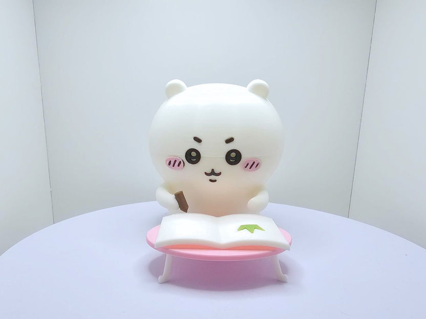 หมีตุ๊กตาขาวนุ่ม ชมพู่แก้มดำตา นั่งโต๊ะชมพู ถือช็อกโกแลตอ่านหนังสือ 3D Prototype