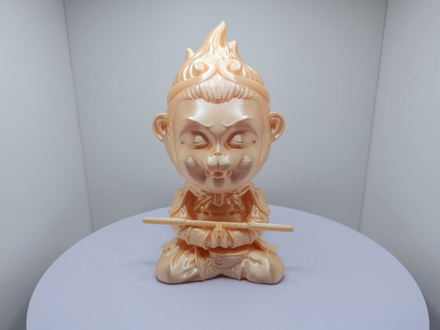 รูปปั้นเรซินลิงนักรบสไตล์ 3D โปรโตไทป์ สีทองส้ม