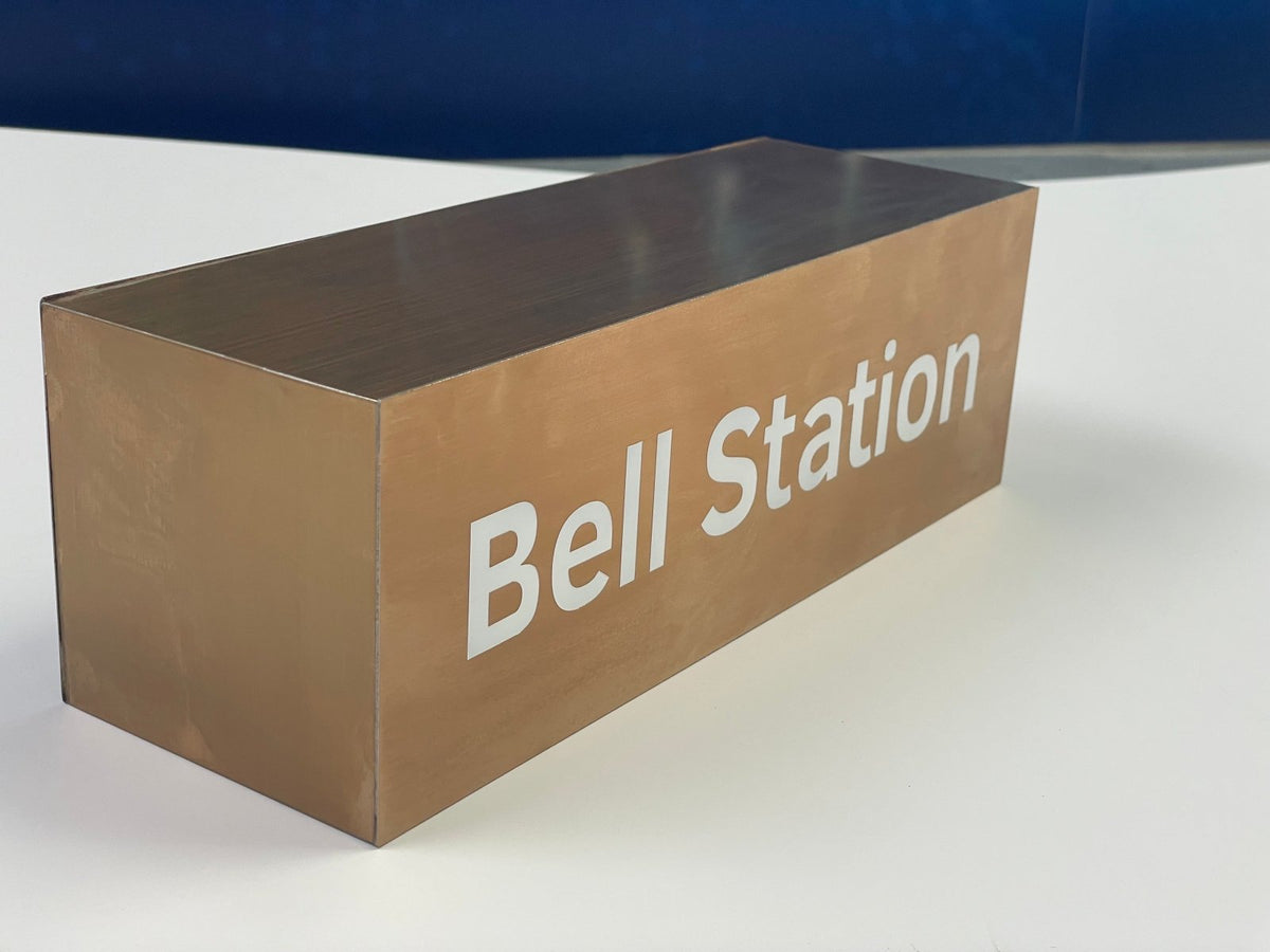 ป้ายสแตนเลส คอปเปอร์ แฮร์ไลน์ โทนทองแดงหรูหรา ทนทาน เหมาะสำหรับป้ายองค์กรและอาคารพาณิชย์