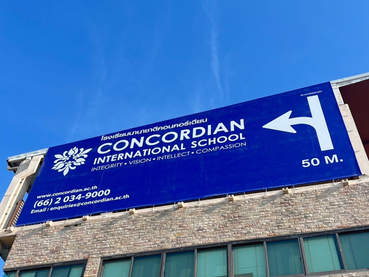 ป้ายไวนิลติดอาคารพาณิชย์ พิมพ์คมชัด สีสด ทนแดดฝน เหมาะสำหรับงานโฆษณา โปรโมชัน และสร้างภาพลักษณ์ให้กับธุรกิจ