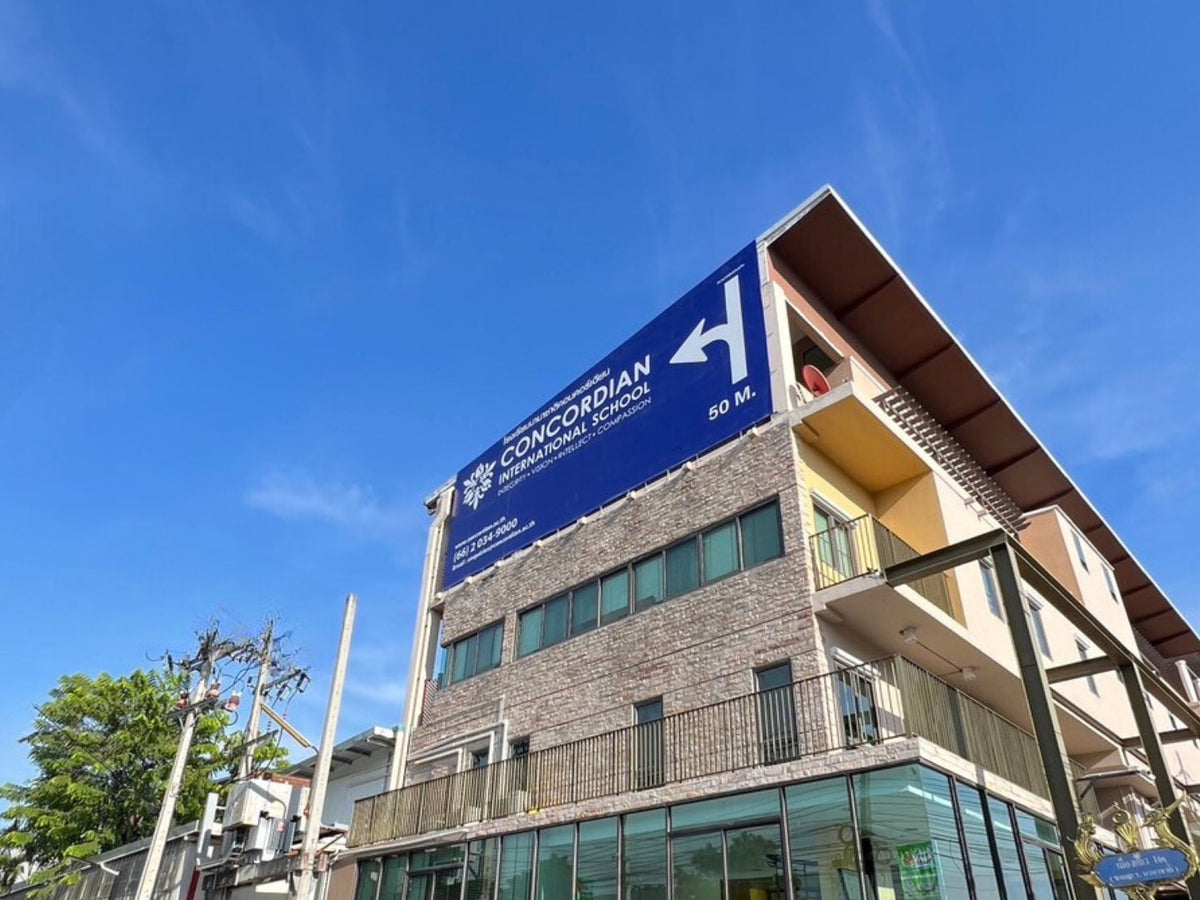 ป้ายไวนิลติดอาคารพาณิชย์ พิมพ์คมชัด สีสด ทนแดดฝน เหมาะสำหรับงานโฆษณา โปรโมชัน และสร้างภาพลักษณ์ให้กับธุรกิจ