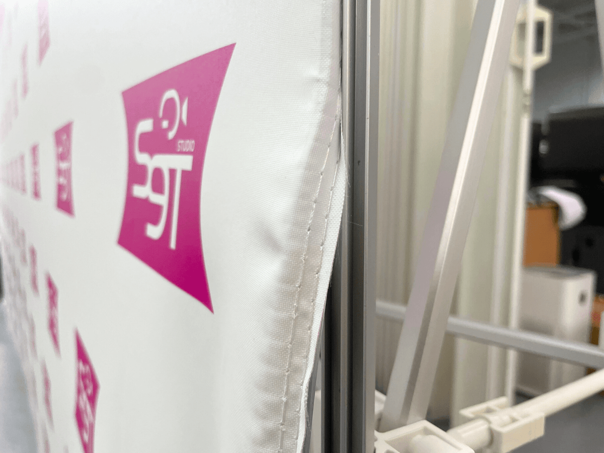 แบคดรอปผ้าไฟ LED โครงแกงการู น้ำหนักเบา ติดตั้งง่าย เหมาะสำหรับงานอีเวนต์และนิทรรศการ