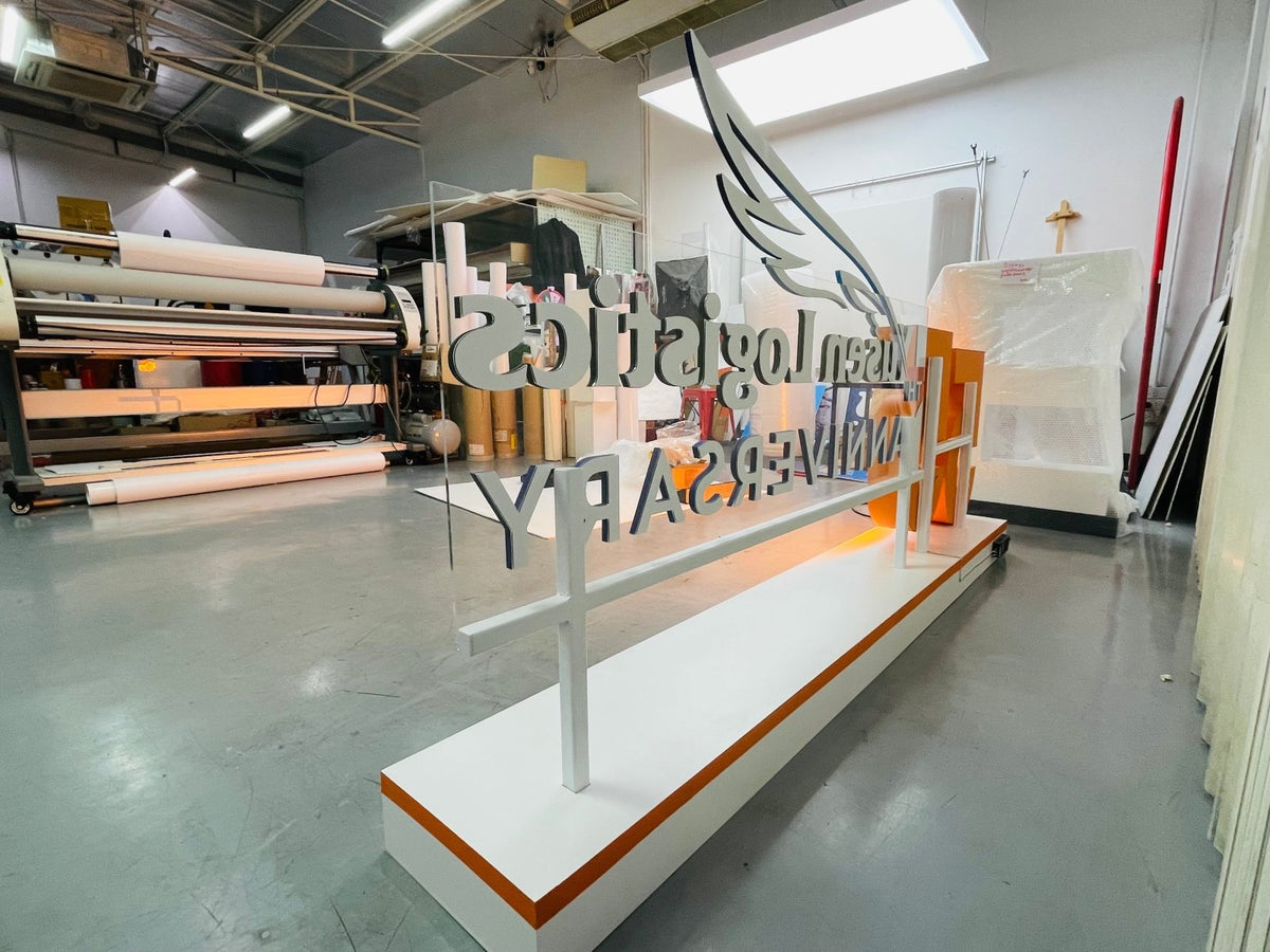 ป้ายโลโก้ตั้งพื้น และป้ายตั้งประกอบฉากถ่ายรูป ดีไซน์สวยสะดุดตา เหมาะสำหรับงานอีเวนต์ งานเปิดตัวสินค้า และการโปรโมทร้านค้า