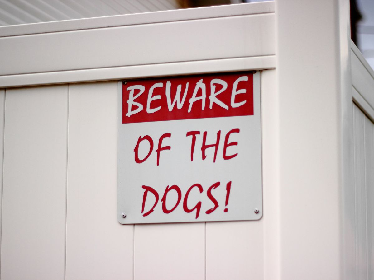 ป้ายระวังสุนัขดุ ตัวอักษรชัดเจน เหมาะสำหรับบ้านพัก ออฟฟิศ และสถานที่ส่วนบุคคล