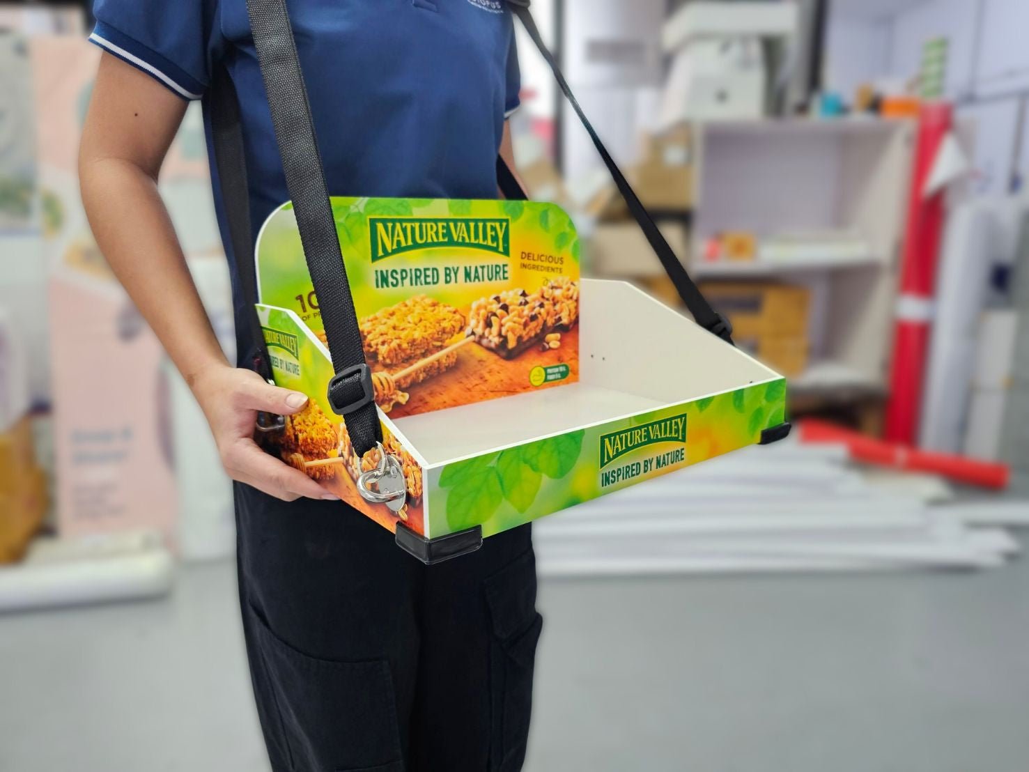 กล่องซีเรียล Nature Valley สีเขียวขาวพร้อมสายสะพายดำ