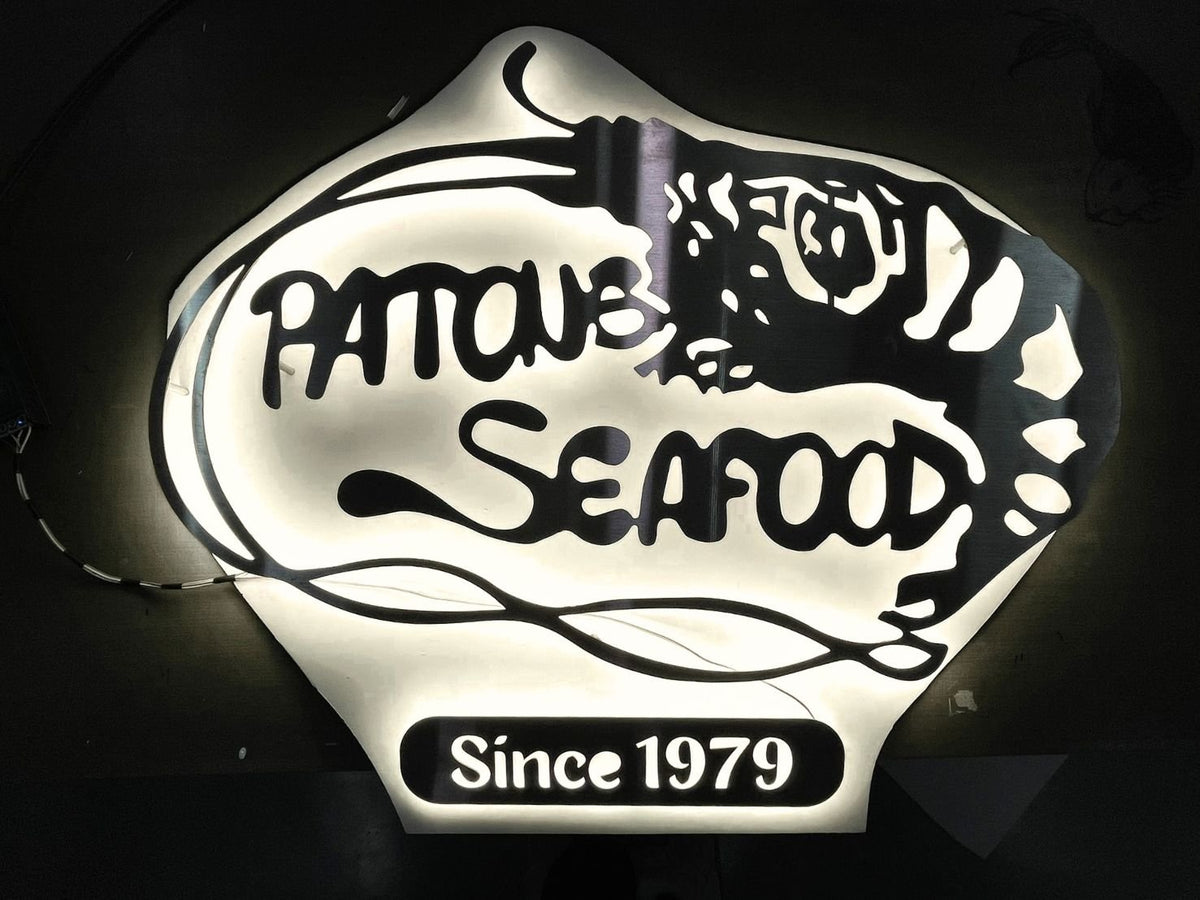 ป้ายไฟสแตนเลส ฉลุเลเซอร์คัท ดีไซน์หรูหรา สว่างชัดเจน เหมาะสำหรับป้ายบริษัท ร้านค้า และอาคารสำนักงาน