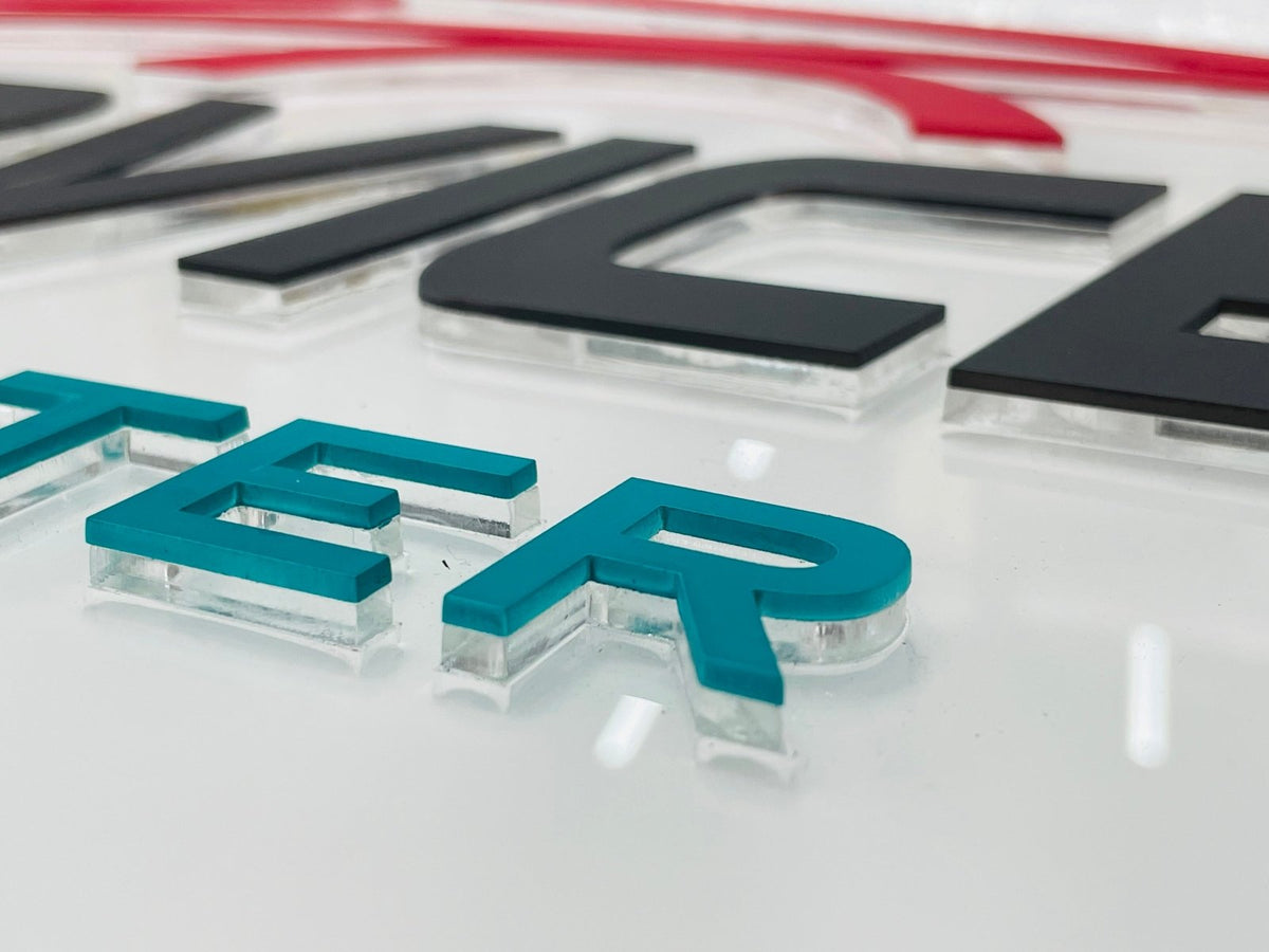 ป้ายอะคริลิคนูน ขอบใส ดีไซน์หรูหรา พิมพ์คมชัด แข็งแรงทนทาน เหมาะสำหรับป้ายบริษัท ป้ายร้านค้า และงานตกแต่งอาคาร