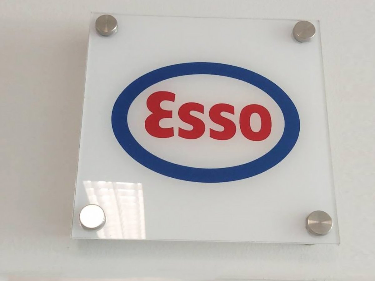 ป้ายอะคริลิคหมุดลอย Standoff ดีไซน์โมเดิร์น พิมพ์คมชัด เหมาะสำหรับป้ายบริษัทและสำนักงาน