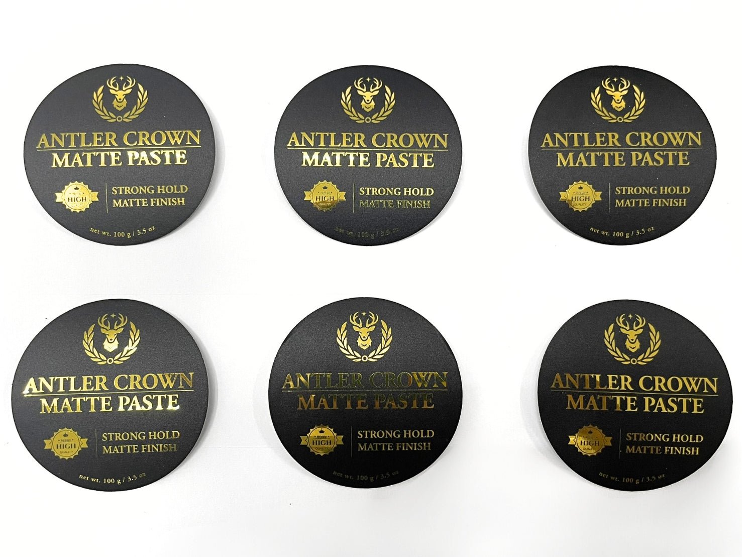 กระป๋องกลมสีดำวางครีมแว็กซ์มอร์ตแอท โลโก้โฟล์ทองกวาง