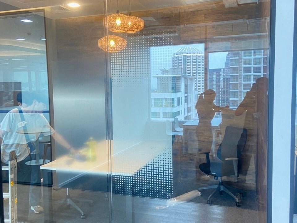 สติ๊กเกอร์ไล่เฉด Gradient Grain Pattern พิมพ์คมชัด เหมาะสำหรับตกแต่งผนัง กระจก และงานดีไซน์