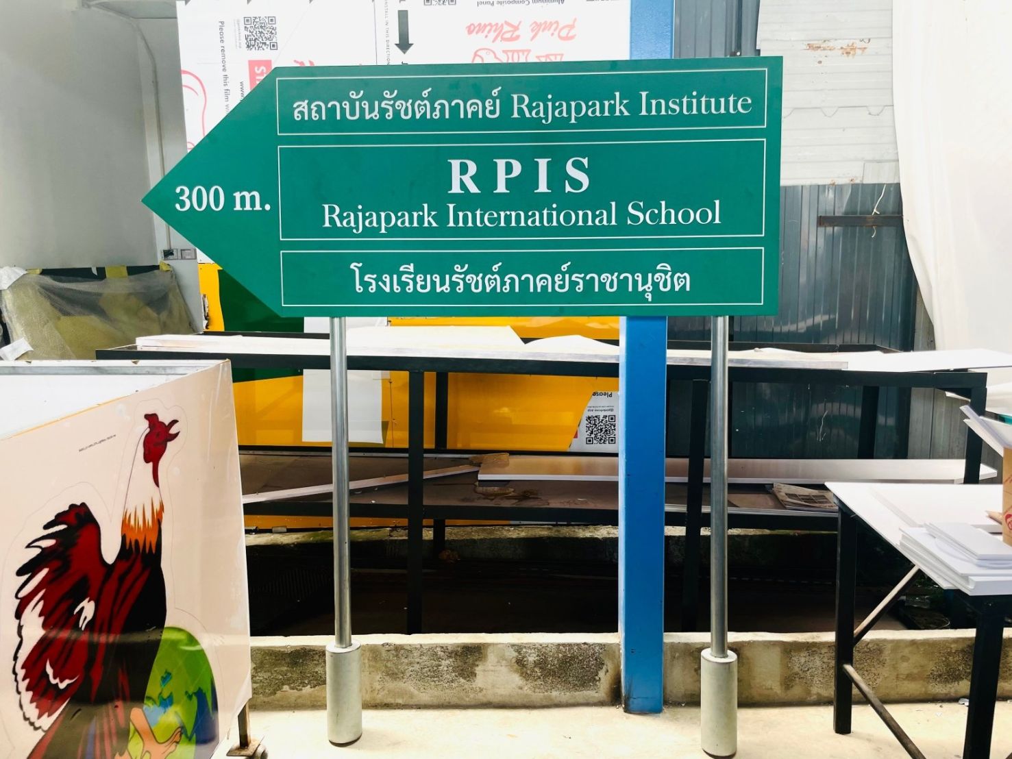 ป้ายเสาคู่ ดีไซน์แข็งแรง ทนทาน เหมาะสำหรับป้ายโครงการ ป้ายหมู่บ้าน และป้ายองค์กร