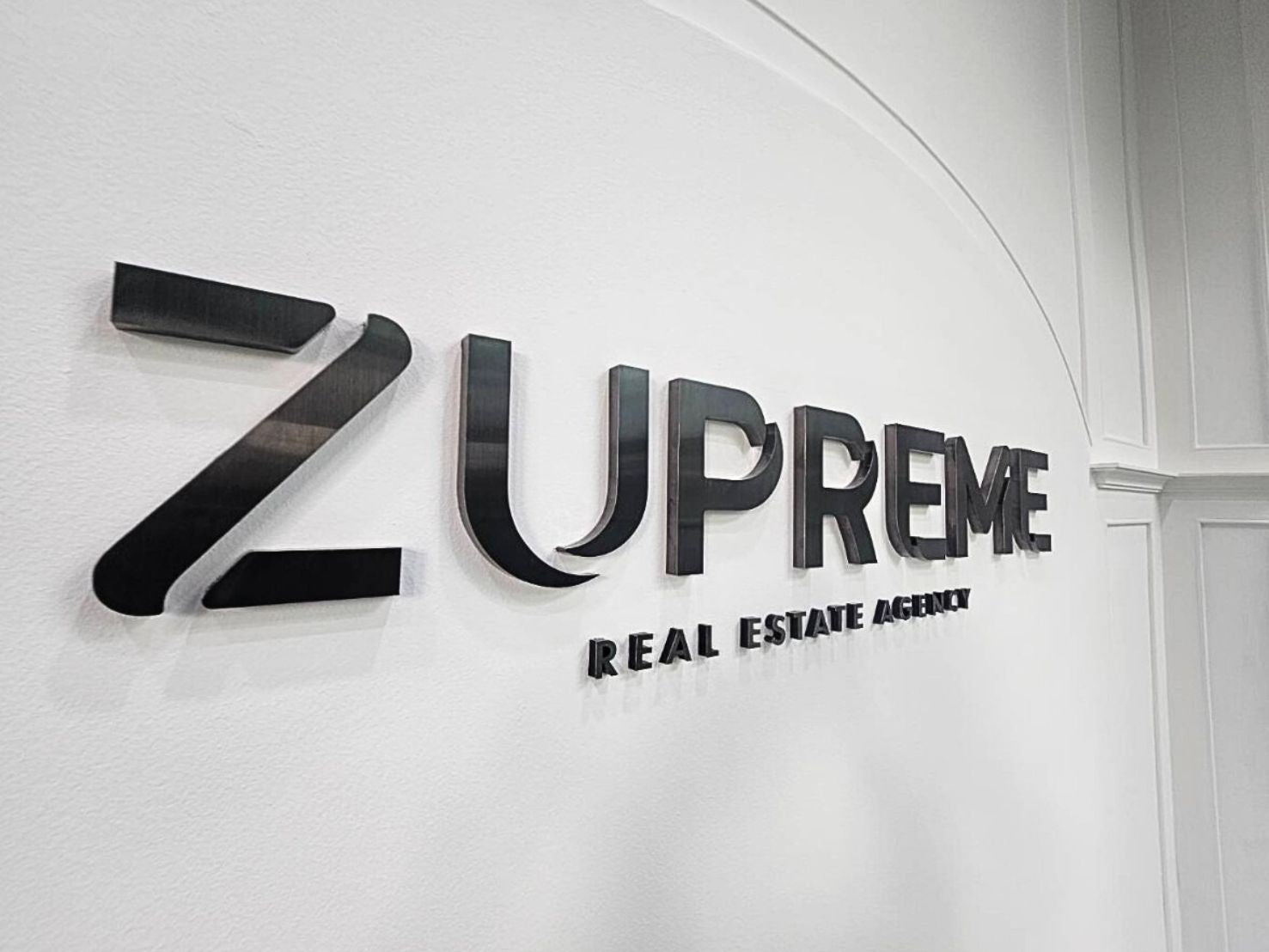 ป้ายอะคริลิค 3D สีดำ สำหรับเอเจนซี่ Zupreme Real Estate