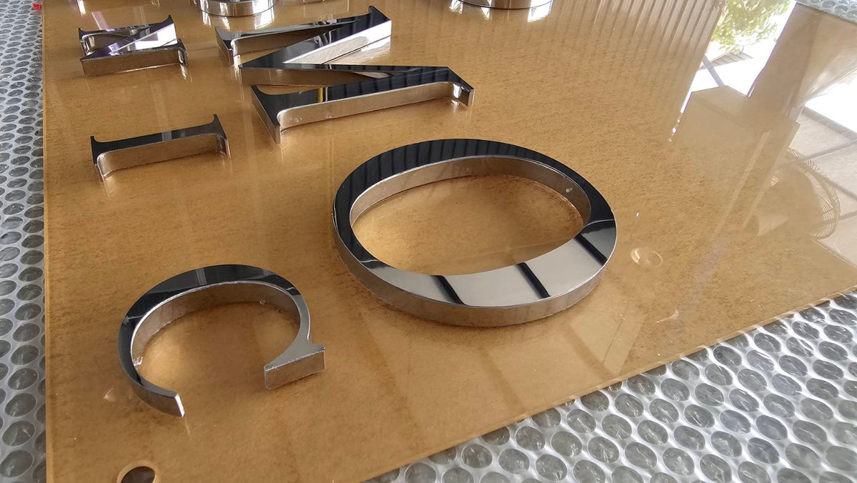 ป้ายชื่อบริษัทสแตนเลสเงินเงา เงาสวย ทนทาน เหมาะสำหรับอาคารสำนักงานและองค์กรธุรกิจ