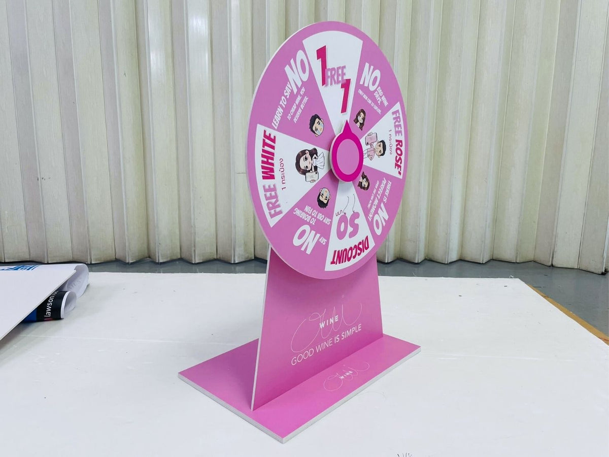 ป้ายหมุนวงล้อขนาดเล็กสีชมพูพร้อมภาพการ์ตูน