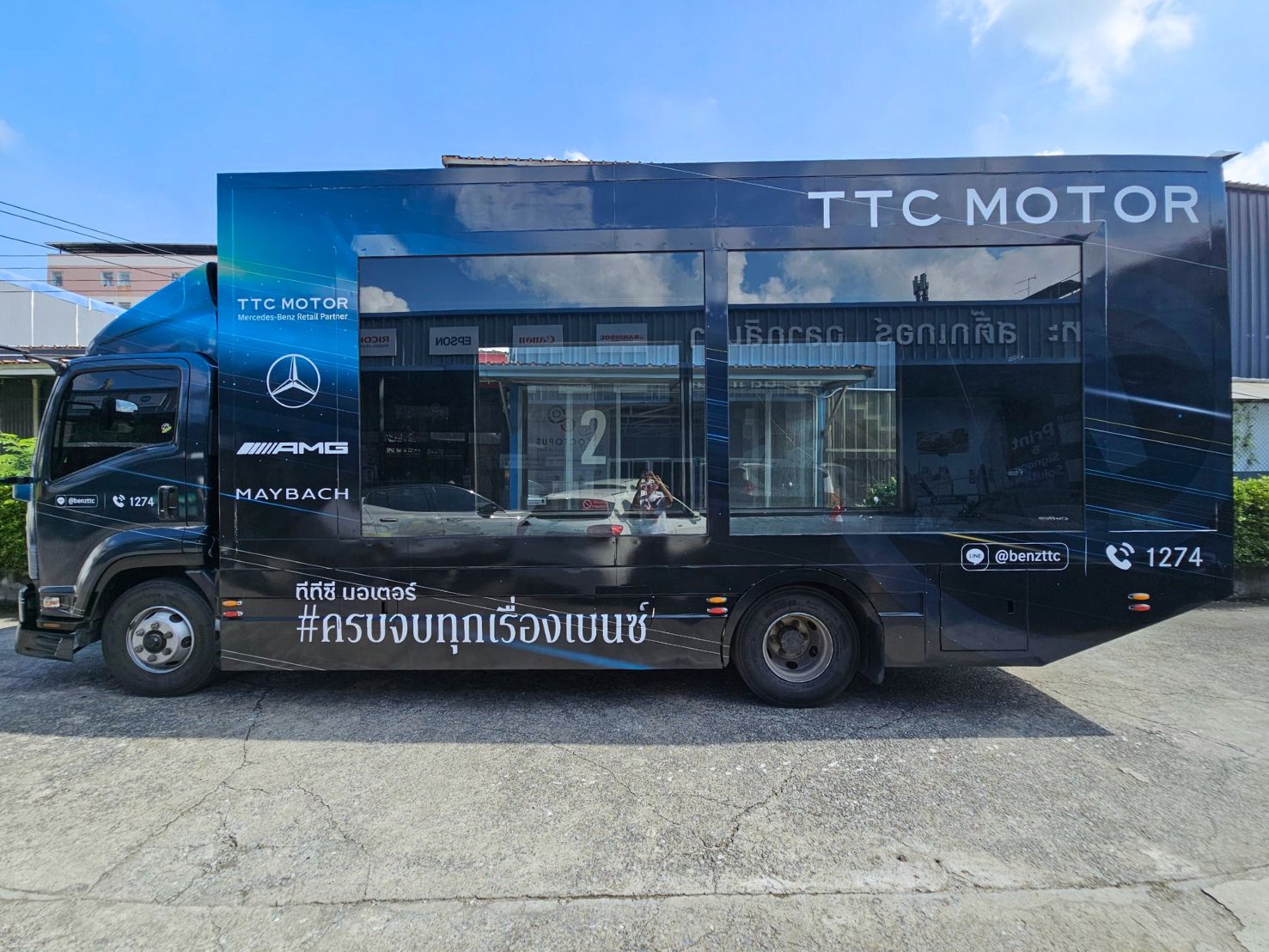 รถบรรทุกโปรโมชั่นเมอร์เซเดส-เบนซ์เมย์บัค สีดำเงาสะท้อนหน้าต่าง