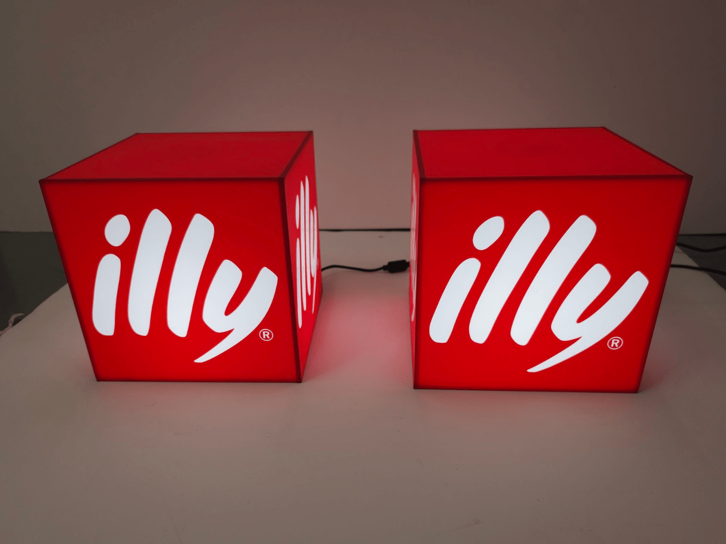 กล่องไฟสี่เหลี่ยม ทรงลูกเต๋า และกล่องไฟอะคริลิค ให้แสงสว่างชัดเจน ดีไซน์โดดเด่น เหมาะสำหรับป้ายร้านค้า งานอีเวนต์ และโฆษณา