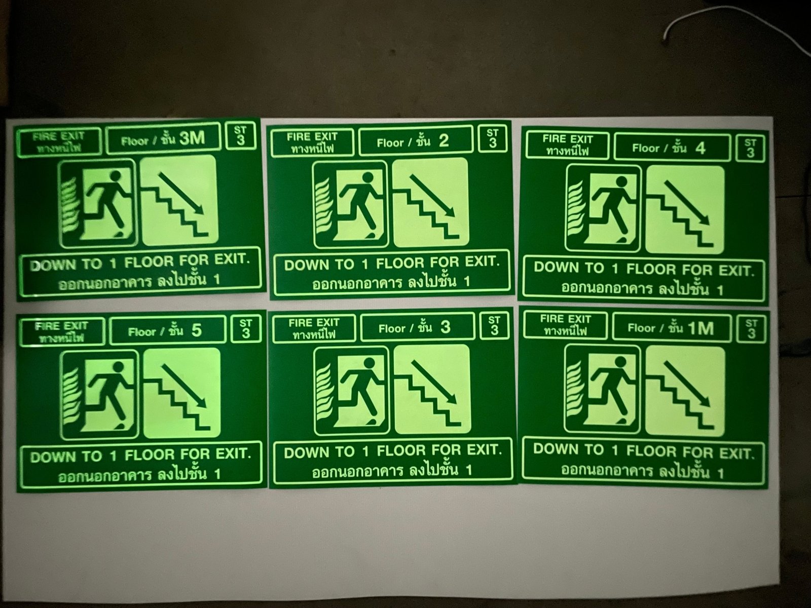 ป้ายหนีไฟ ตัวอักษรชัดเจน มาตรฐานความปลอดภัย เหมาะสำหรับอาคาร สำนักงาน และโรงงาน