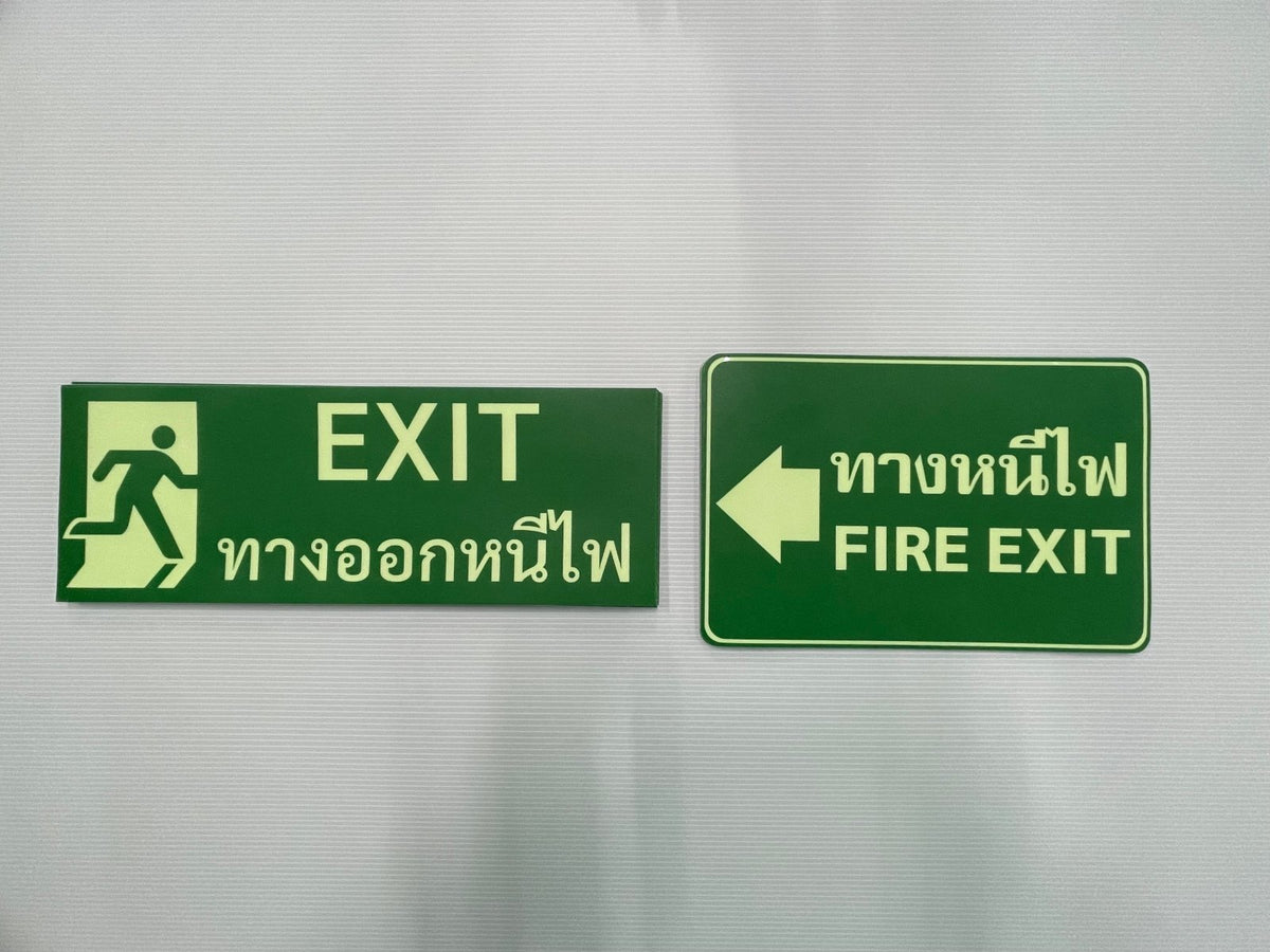 ป้ายหนีไฟ ตัวอักษรชัดเจน มาตรฐานความปลอดภัย เหมาะสำหรับอาคาร สำนักงาน และโรงงาน