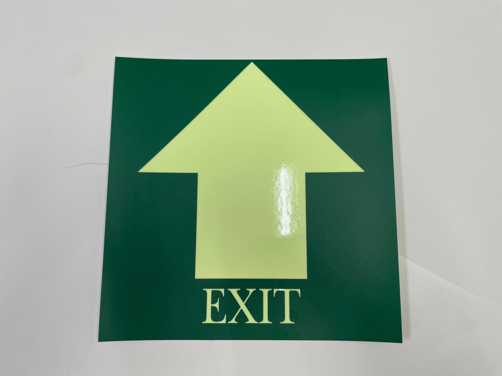 ป้ายหนีไฟ ตัวอักษรชัดเจน มาตรฐานความปลอดภัย เหมาะสำหรับอาคาร สำนักงาน และโรงงาน