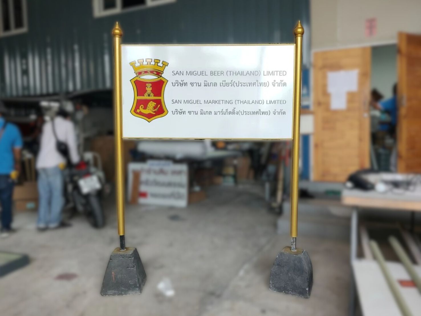 ป้ายเสาคู่ ดีไซน์แข็งแรง ทนทาน เหมาะสำหรับป้ายโครงการ ป้ายหมู่บ้าน และป้ายองค์กร