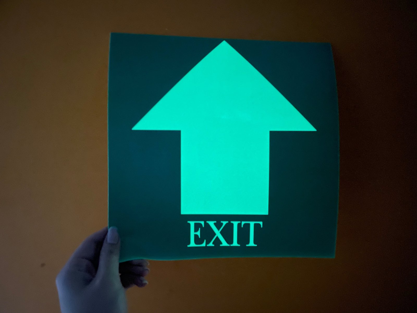 ป้ายหนีไฟ ตัวอักษรชัดเจน มาตรฐานความปลอดภัย เหมาะสำหรับอาคาร สำนักงาน และโรงงาน