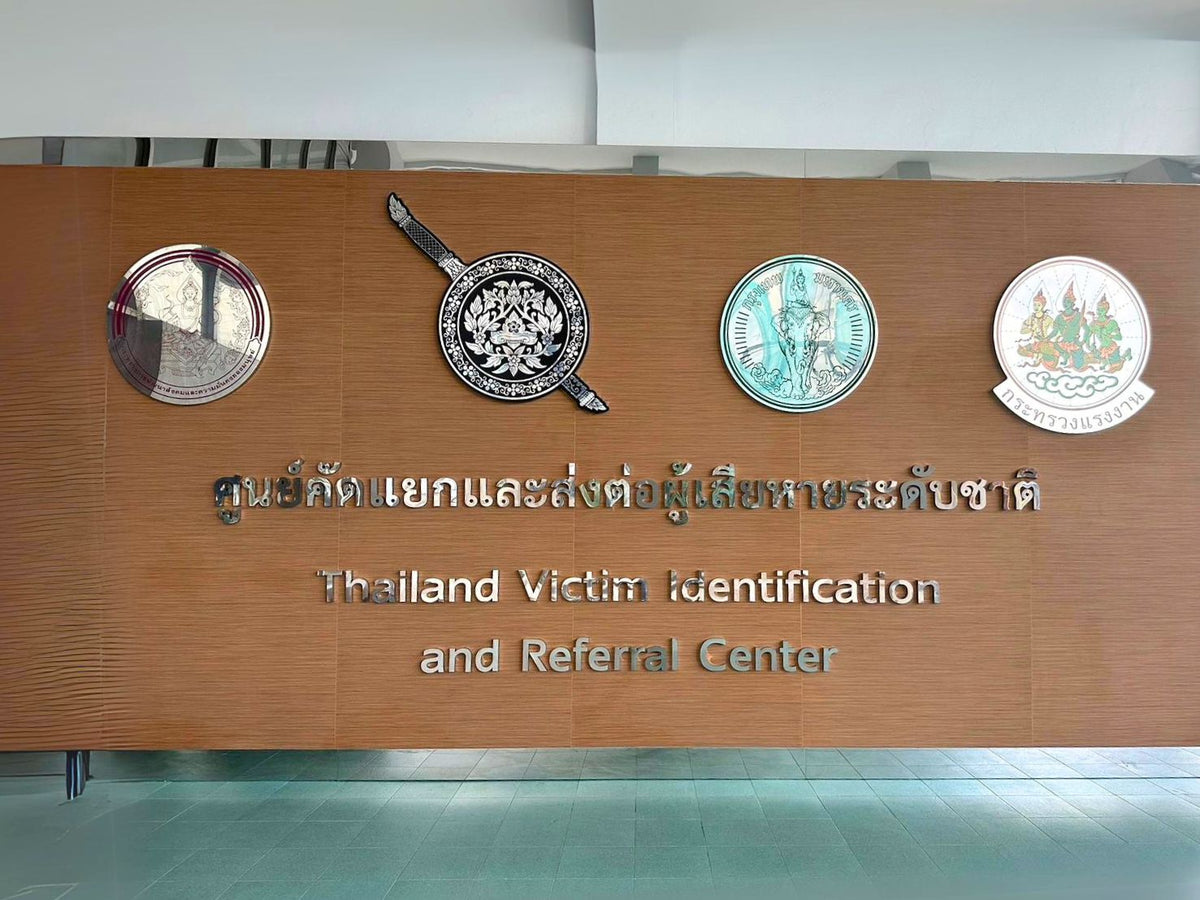 ป้ายสแตนเลส เงินเงา Mirror ดีไซน์หรู พิมพ์คมชัด ทนทาน เหมาะสำหรับป้ายสำนักงานและงานตกแต่ง