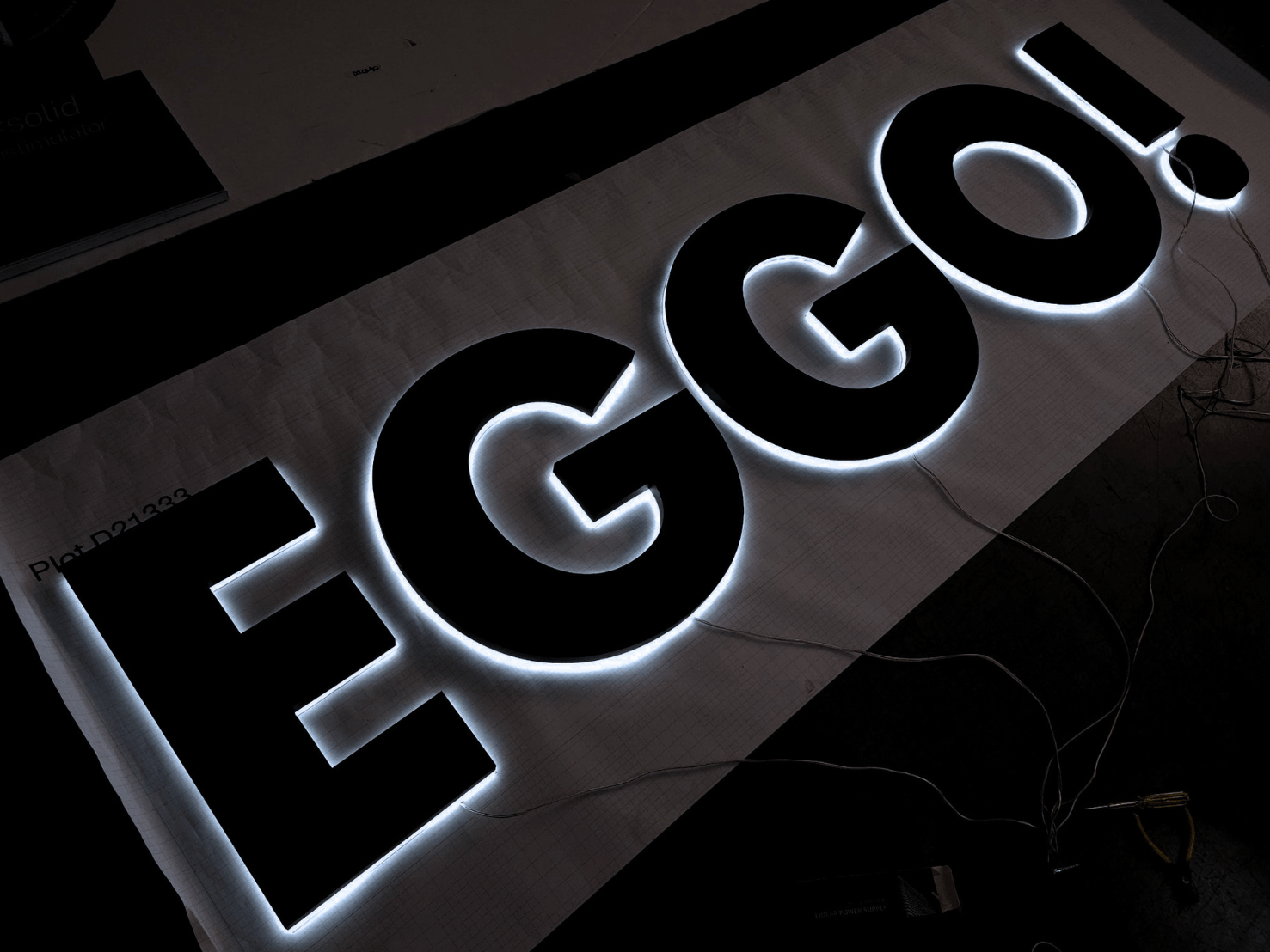 ป้ายบริษัทไฟออกหลัง แสงหรูหรา เด่นชัด เหมาะสำหรับองค์กร บริษัท และอาคารพาณิชย์