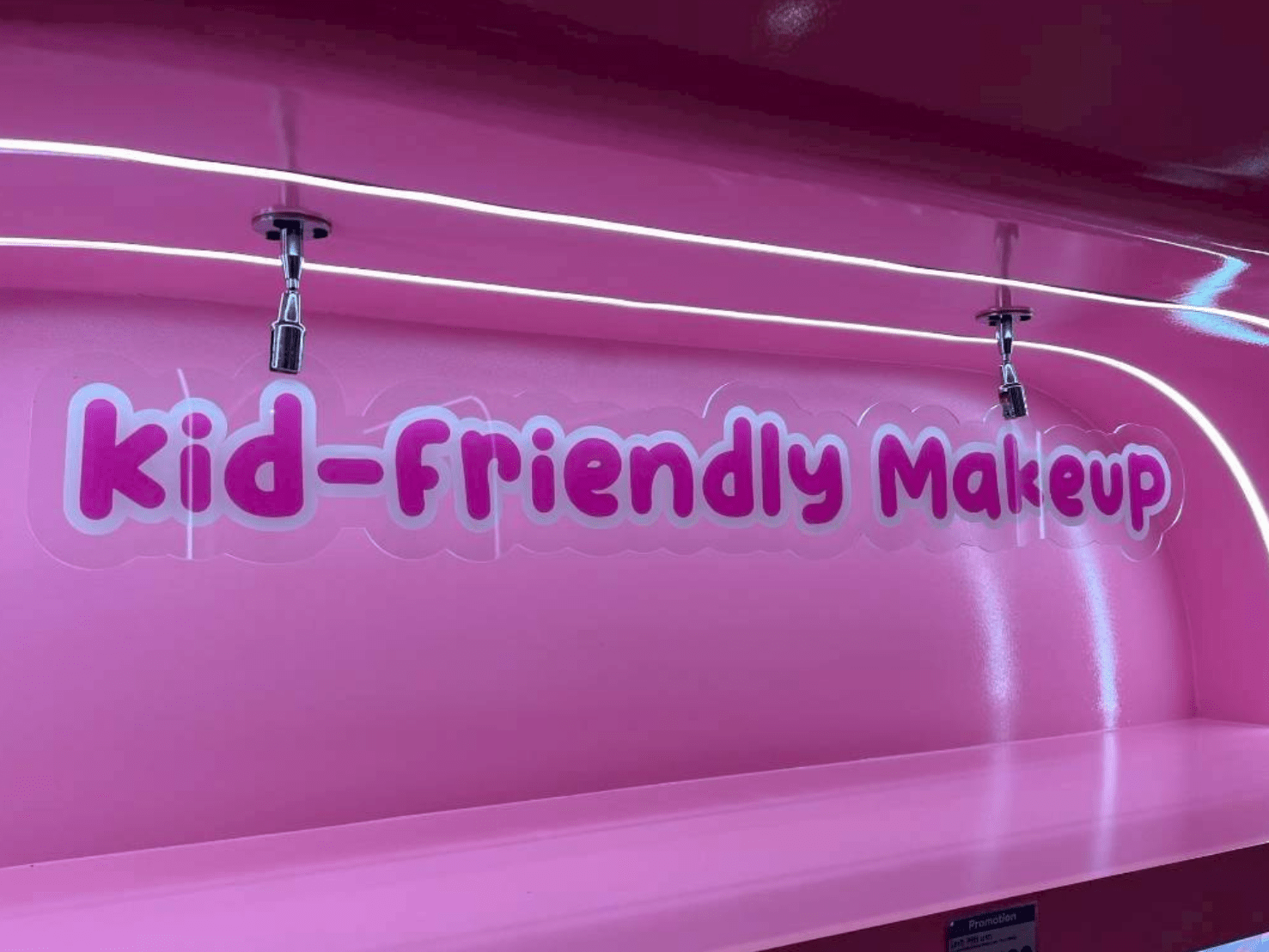 ป้าย kid-friendly makeup สีชมพูไฟนีออน กรอบอะคริลิคแขวนผนังโค้งเงา