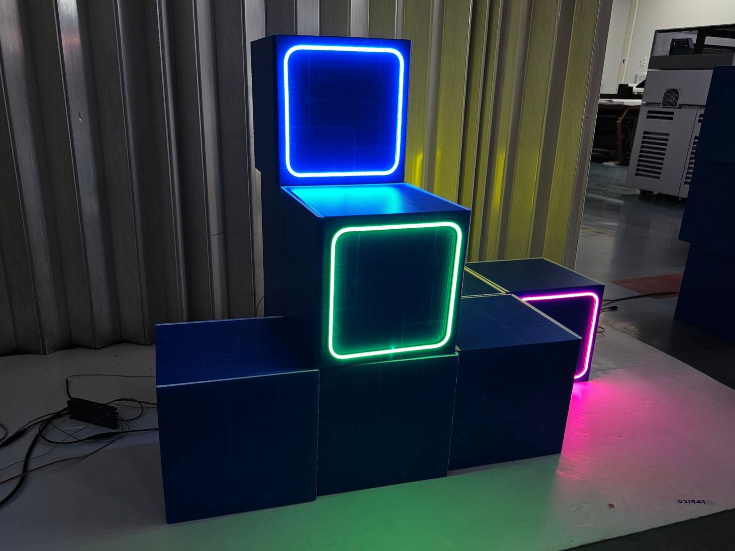 กล่องลูกเต๋าติดไฟนีออน กล่องฟิวเจอร์บอร์ดทรงลูกเต๋า