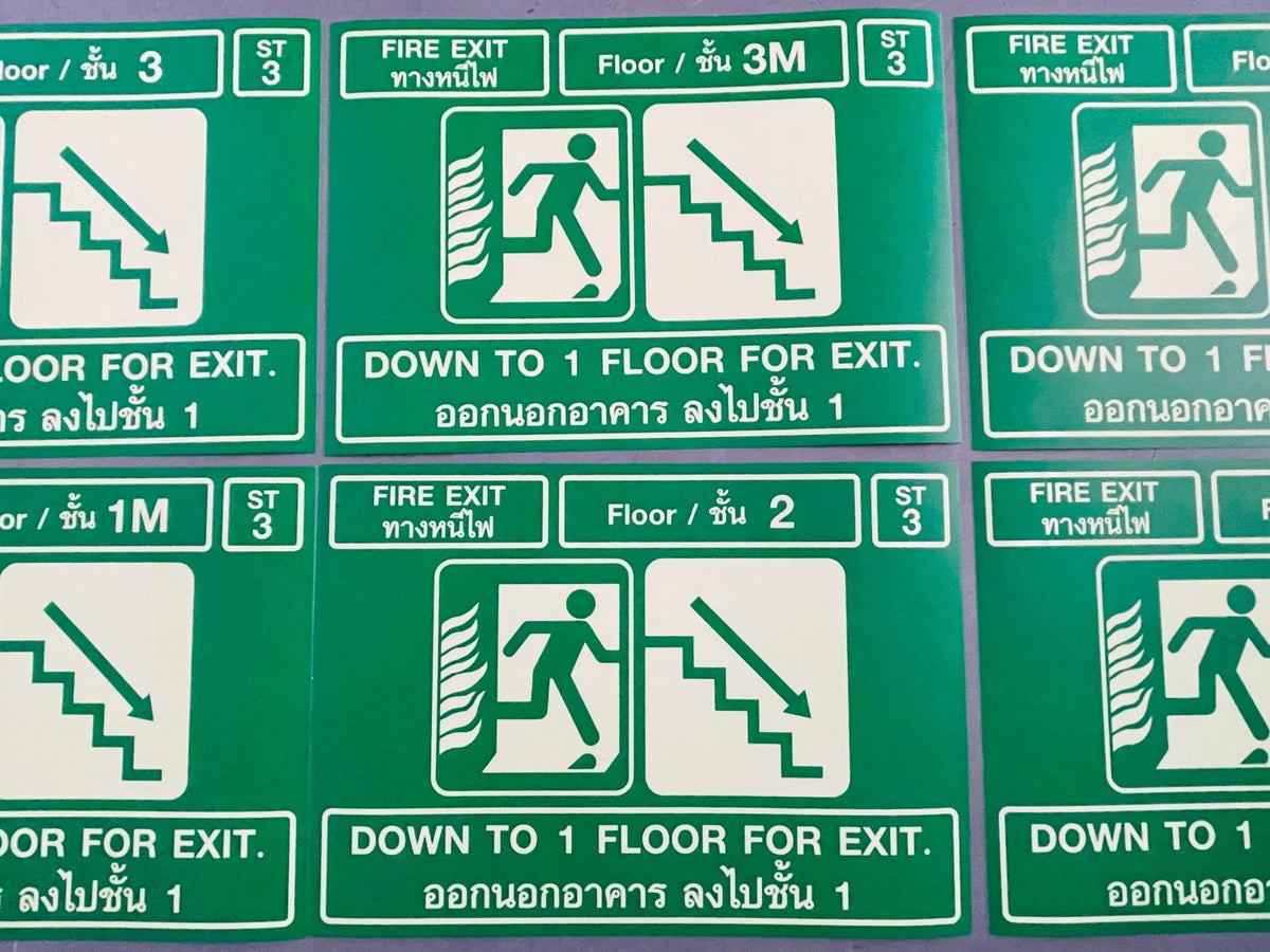 ป้ายหนีไฟ ตัวอักษรชัดเจน มาตรฐานความปลอดภัย เหมาะสำหรับอาคาร สำนักงาน และโรงงาน