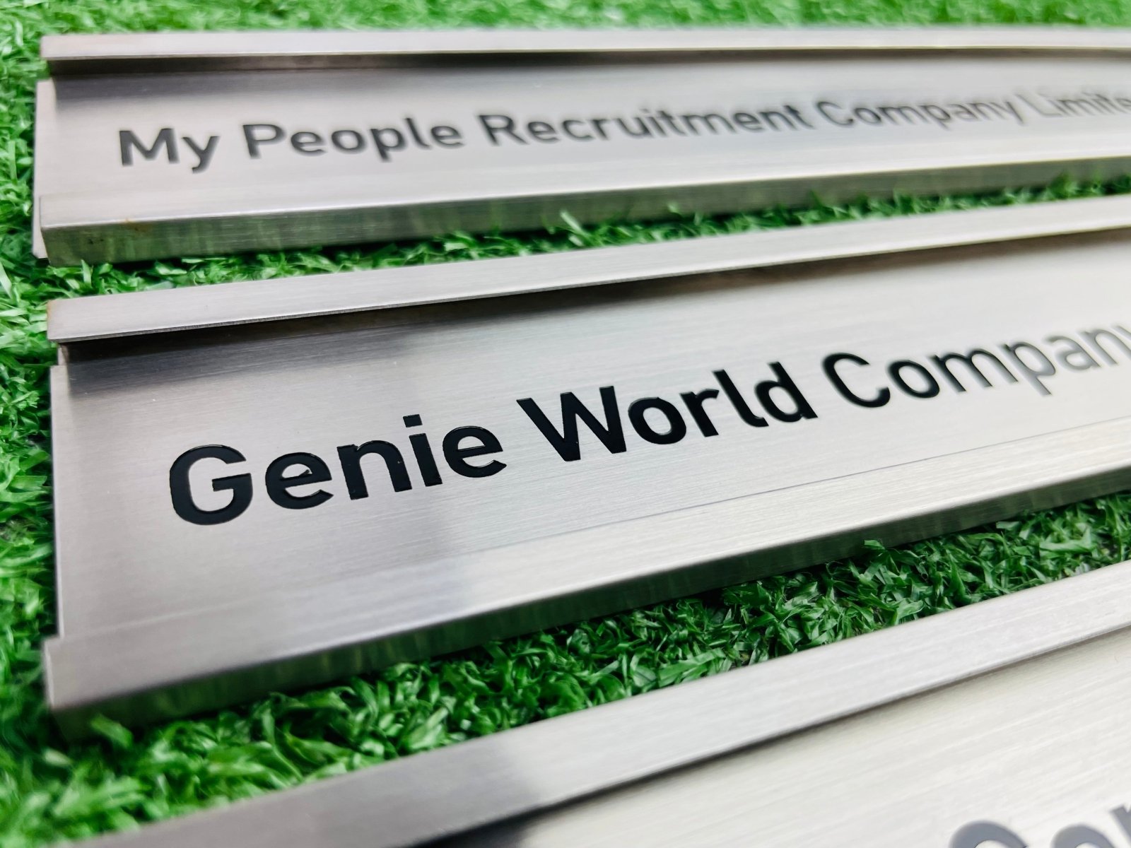 ป้ายสแตนเลสเงินแฮร์ไลน์ ผิวด้านหรูหรา แข็งแรง ทนทาน เหมาะสำหรับป้ายบริษัทและงานตกแต่งอาคาร