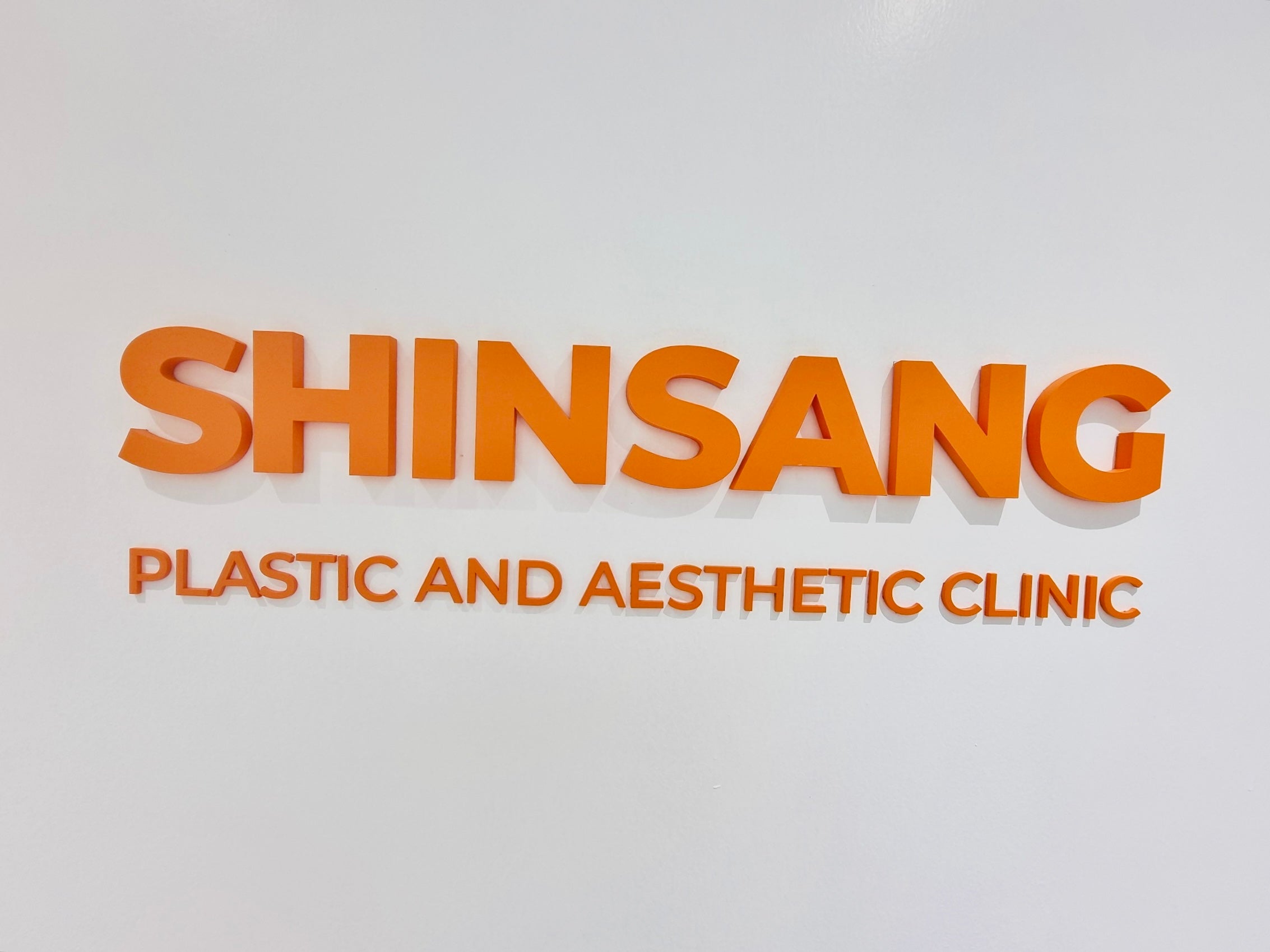 ป้ายอะคริลิคติดผนัง และอะคริลิคตัวอักษร พิมพ์คมชัด ดีไซน์หรูหรา เหมาะสำหรับป้ายบริษัท ร้านค้า และงานตกแต่งอาคาร