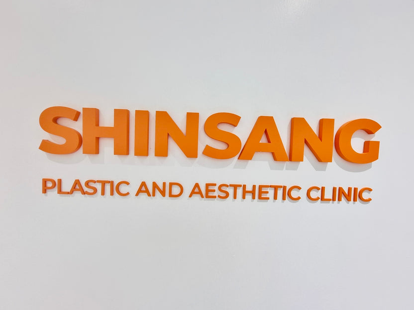 ป้ายอะคริลิคติดผนัง และอะคริลิคตัวอักษร พิมพ์คมชัด ดีไซน์หรูหรา เหมาะสำหรับป้ายบริษัท ร้านค้า และงานตกแต่งอาคาร