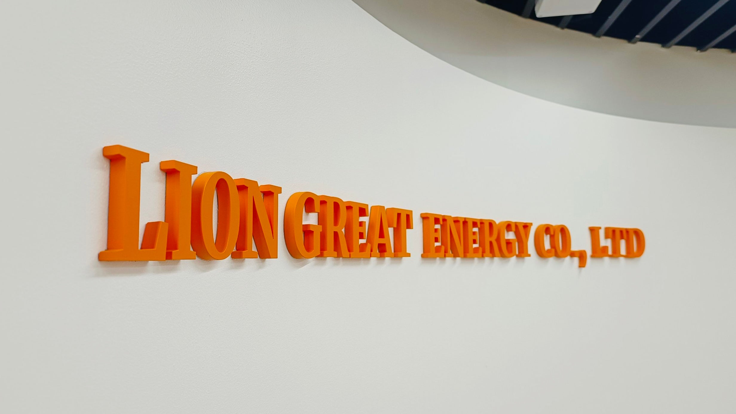 ป้ายอะคริลิคติดผนัง และอะคริลิคตัวอักษร พิมพ์คมชัด ดีไซน์หรูหรา เหมาะสำหรับป้ายบริษัท ร้านค้า และงานตกแต่งอาคาร