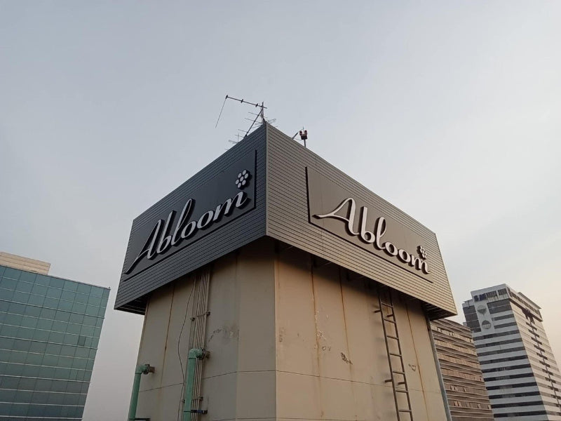 ป้ายบริษัท อะคริลิค แผงตัวซี พิมพ์ยูวีคมชัด ดีไซน์หรูหรา เหมาะสำหรับออฟฟิศและองค์กรธุรกิจ