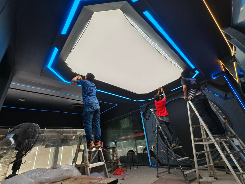 ฝ้าและผนังด้วยผ้ายืดหยุ่นสูง ขึงเข้ากับรางอะลูมิเนียม ผสานระบบไฟ LED ใช้ตกแต่งพื้นที่เพื่อความหรูหราทันสมัย