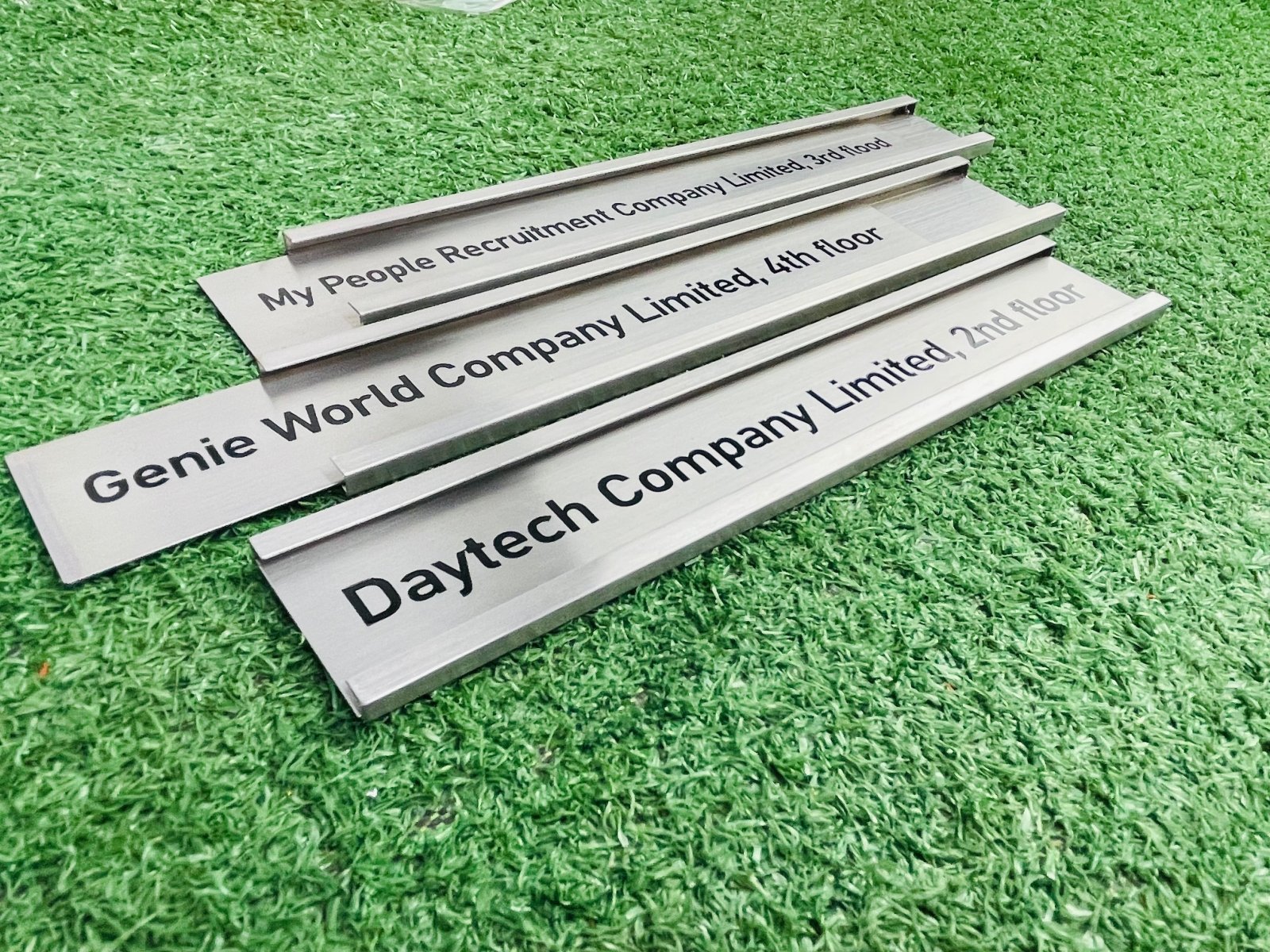 ป้ายสแตนเลสเงินแฮร์ไลน์ ผิวด้านหรูหรา แข็งแรง ทนทาน เหมาะสำหรับป้ายบริษัทและงานตกแต่งอาคาร