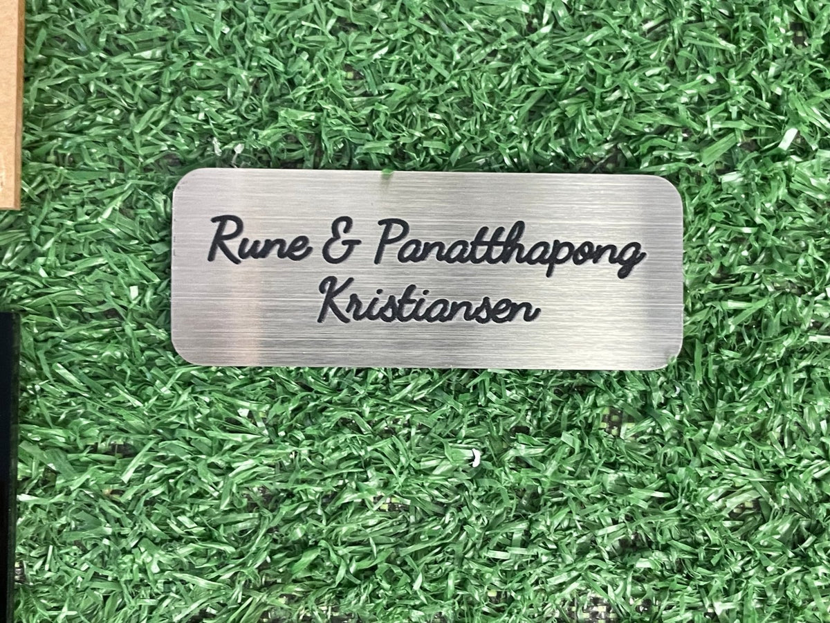 ป้ายเนมเพลท เนมแทก และป้ายกัดกรดเซาะร่อง ตัวอักษรคมชัด ทนทาน เหมาะสำหรับป้ายชื่อบริษัท เครื่องจักร และงานอุตสาหกรรม