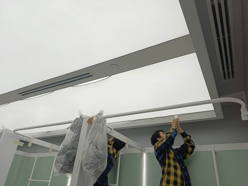 ฝ้ากล่องไฟผ้าบารีซอล Barrisol Stretched Ceiling กระจายแสงนุ่มนวล ดีไซน์หรูหรา เหมาะสำหรับออฟฟิศ ห้างสรรพสินค้า และโชว์รูม