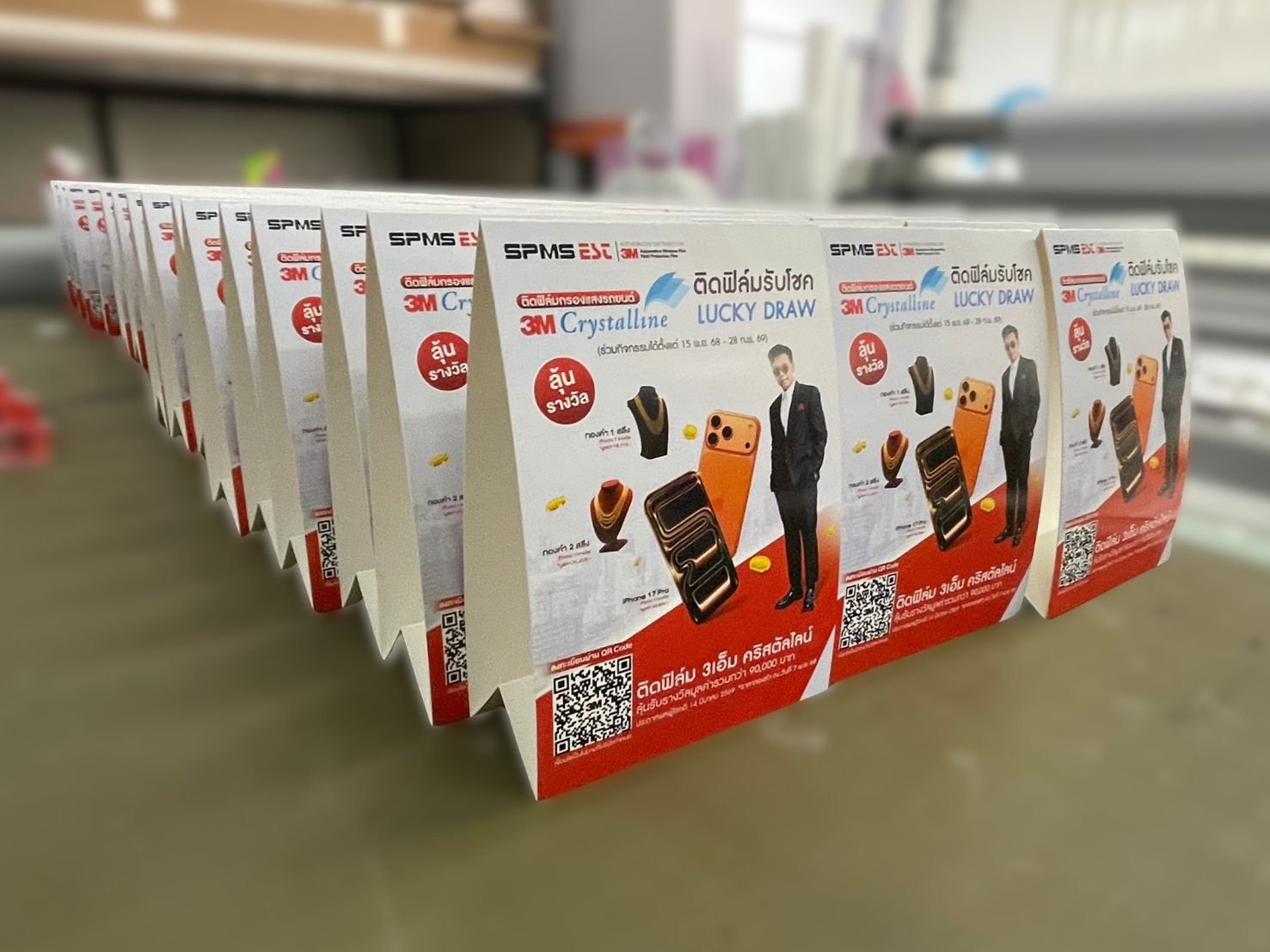 ป้ายเทนท์การ์ดตั้งโต๊ะงานพิมพ์สีสด เตรียมส่งให้ร้านค้าใช้สื่อสารโปรโมชั่นหน้าร้าน