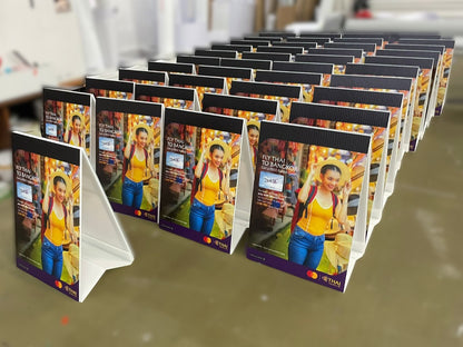 ภาพตัวอย่างงานผลิตเทนท์การ์ดตั้งโต๊ะพิมพ์ลายเต็มสีหลายชิ้นเรียงต่อกัน สำหรับใช้เป็นป้ายประชาสัมพันธ์บนเคาน์เตอร์และหน้าร้าน