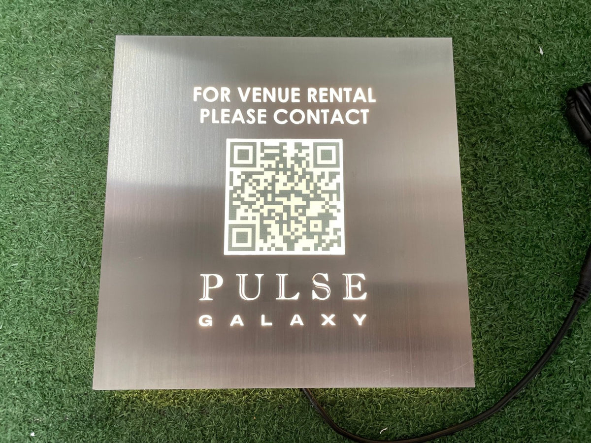 ป้ายสแตนเลสเงินแฮร์ไลน์ ผิวด้านหรูหรา แข็งแรง ทนทาน เหมาะสำหรับป้ายบริษัทและงานตกแต่งอาคาร