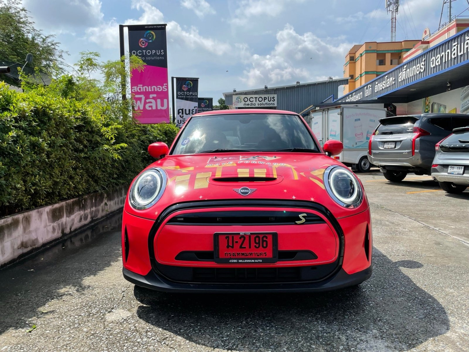 ติ๊กเกอร์ติดรถบริษัท รถเก๋ง Company Car Wrap Sticker พิมพ์คมชัด วัสดุทนทาน เหมาะสำหรับโฆษณา โปรโมชัน และสร้างภาพลักษณ์แบรนด์