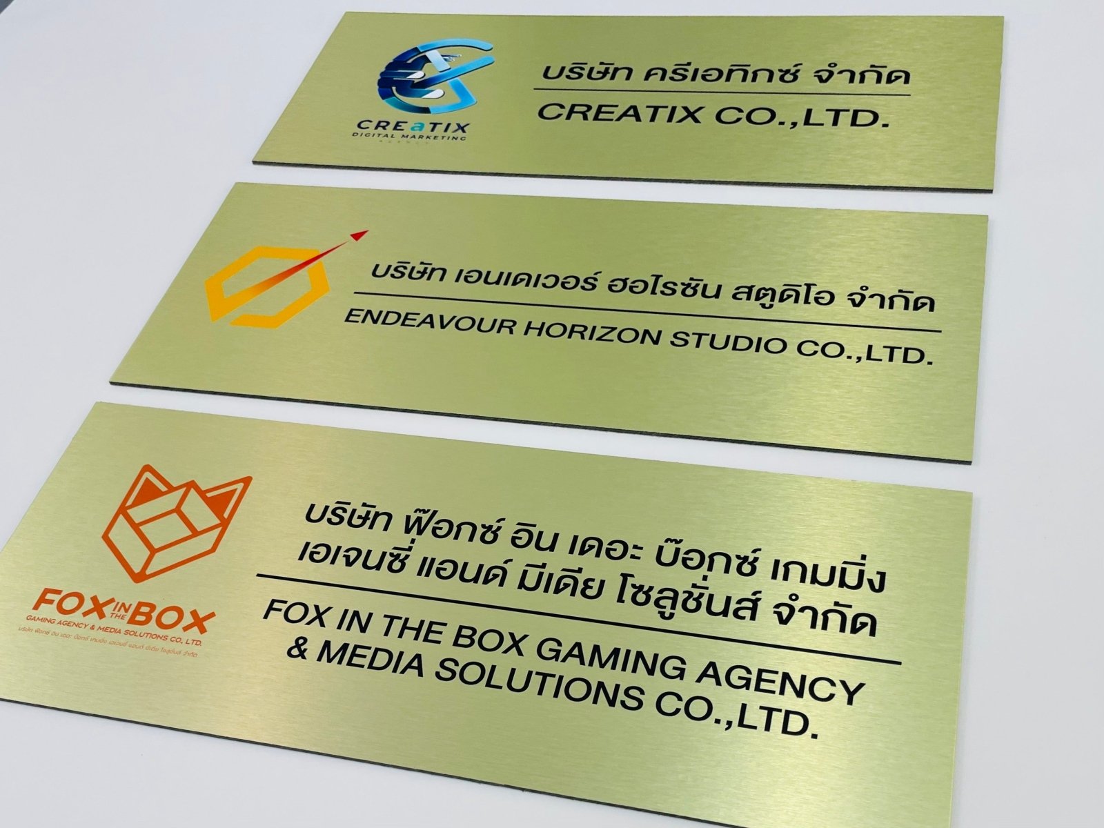 ป้ายสแตนเลส ทองแฮร์ไลน์ ดีไซน์หรูหรา แข็งแรง ทนทาน เหมาะสำหรับป้ายบริษัท และงานตกแต่งอาคาร