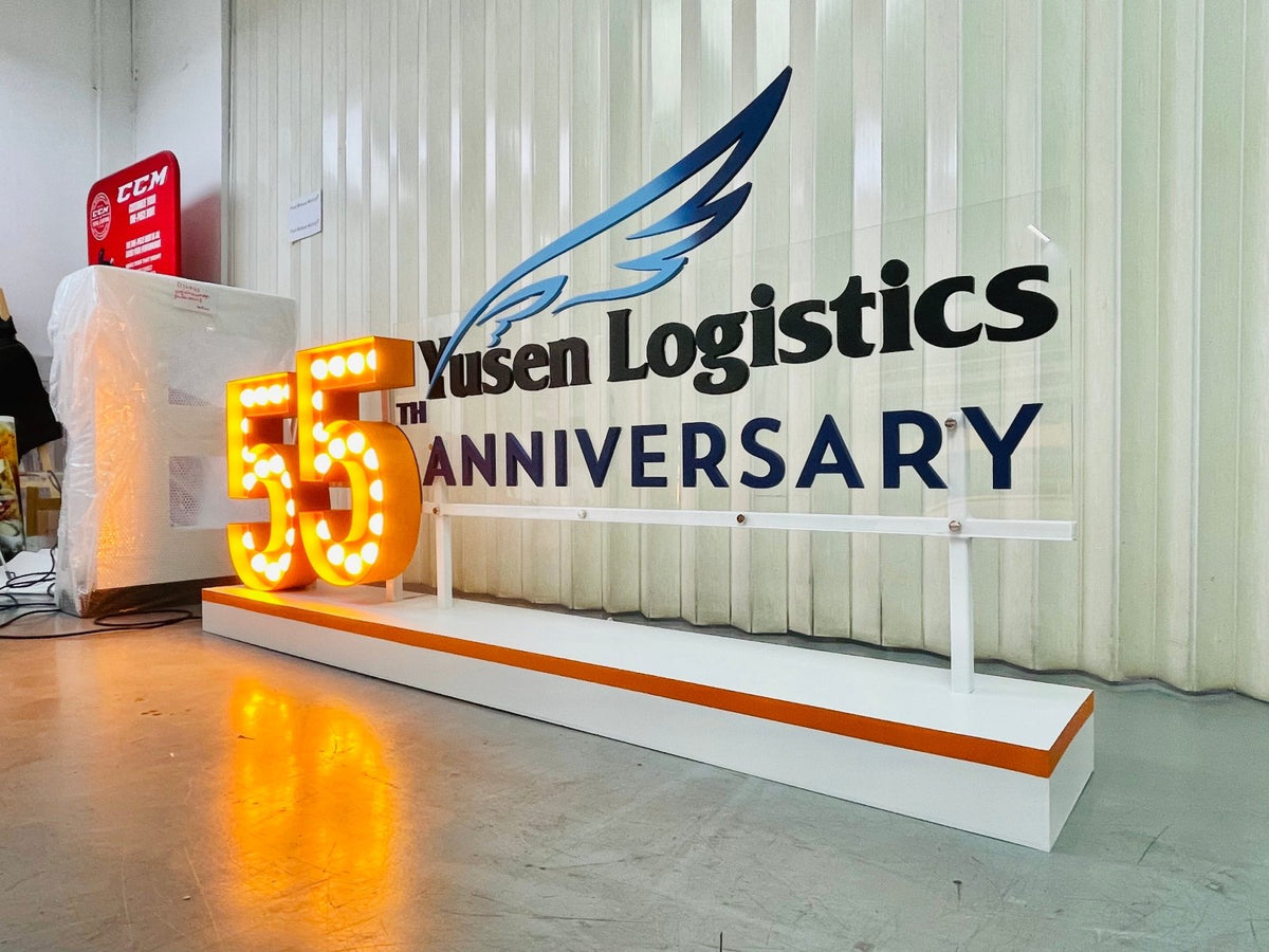 ป้ายโลโก้ตั้งพื้น และป้ายตั้งประกอบฉากถ่ายรูป ดีไซน์สวยสะดุดตา เหมาะสำหรับงานอีเวนต์ งานเปิดตัวสินค้า และการโปรโมทร้านค้า