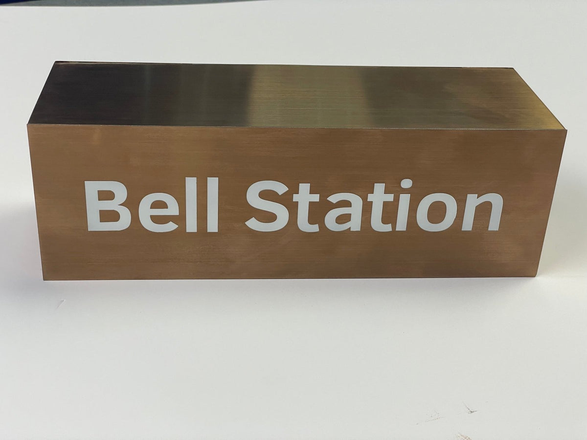 ป้ายสแตนเลส คอปเปอร์ แฮร์ไลน์ โทนทองแดงหรูหรา ทนทาน เหมาะสำหรับป้ายองค์กรและอาคารพาณิชย์