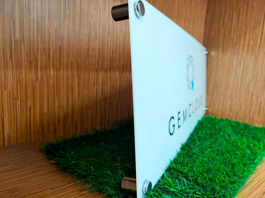 ป้ายอะคริลิคหมุดลอย Standoff ดีไซน์โมเดิร์น พิมพ์คมชัด เหมาะสำหรับป้ายบริษัทและสำนักงาน