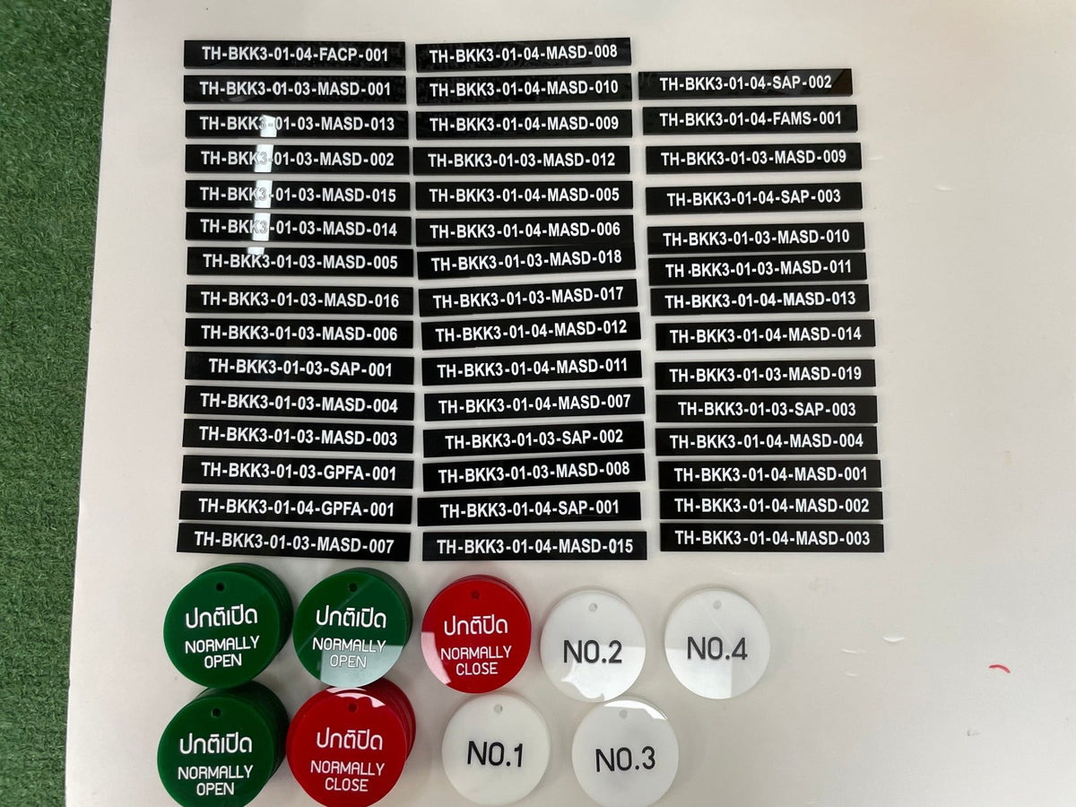 ป้ายเนมเพลท เนมแทก และป้ายกัดกรดเซาะร่อง ตัวอักษรคมชัด ทนทาน เหมาะสำหรับป้ายชื่อบริษัท เครื่องจักร และงานอุตสาหกรรม