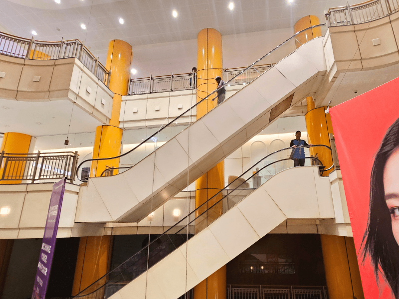 สติ๊กเกอร์บันไดเลื่อน พิมพ์คมชัด เหมาะสำหรับงานโฆษณา โปรโมชัน และห้างสรรพสินค้า